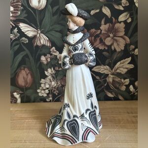 LENOX - TEA AT THE RITZ - 1984 porcelian sculpture figurine